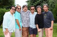 　ポーズを決める「杉山清貴＆オメガトライブ」の（左から）吉田健二、大島孝夫、大阪哲也、杉山清貴、高島信二、西原俊次（撮影・石井剣太郎）