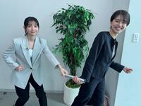 　「モヤモヤさまぁ～ず２」のアシスタント交代のバトンを渡す田中瞳アナ（左）と齊藤陽アナ【©テレビ東京】