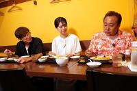 　「モヤモヤさまぁ～ず２」の番組収録を行った（左から）大竹一樹、齊藤陽アナ、三村マサカズ【©テレビ東京】