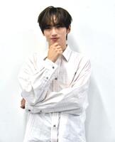 　弁護士らしいポーズのリクエストに応えるＩＮＩ・許豊凡