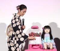 　ガチャガチャを回す長澤まさみ（撮影・佐々木彰尚）