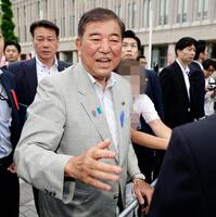 　山形市で有権者と握手する自民党総裁の石破首相＝１１日（画像の一部を加工しています）