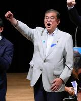 　参院選候補の応援演説で、気勢を上げる自民党総裁の石破首相＝９日、長崎県諫早市
