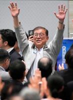 　演説を終え、支持者らの声援に応える自民党総裁の石破首相＝９日、佐賀市