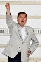 　街頭演説後、気勢を上げる自民党総裁の石破首相＝１１日