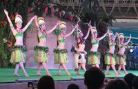 デビューステージで熱演する新人フラガールら