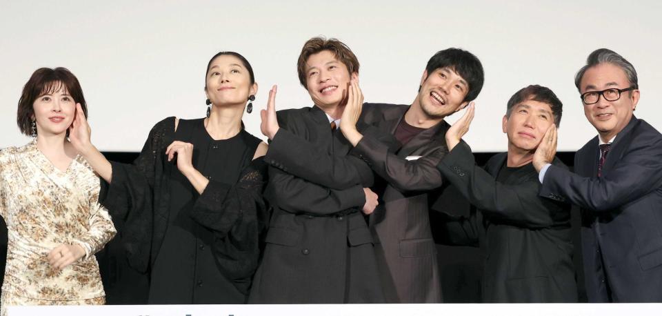 　上機嫌でポーズを決める（左から）宮澤エマ、小池栄子、田中圭、松山ケンイチ、梶原善、三谷幸喜監督（撮影・金田祐二）