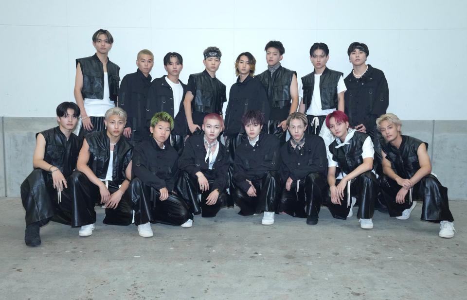 　最終審査の開演前にポーズを決めたファイナリスト１６人