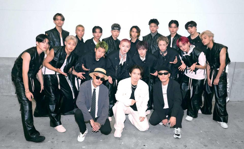 　開演前に写真撮影する（前列左から）Ｄｅｅ、ＥＸＩＬＥ　ＮＡＯＴＯ、ＳＨＩＧＥ。後列はファイナリスト１６人