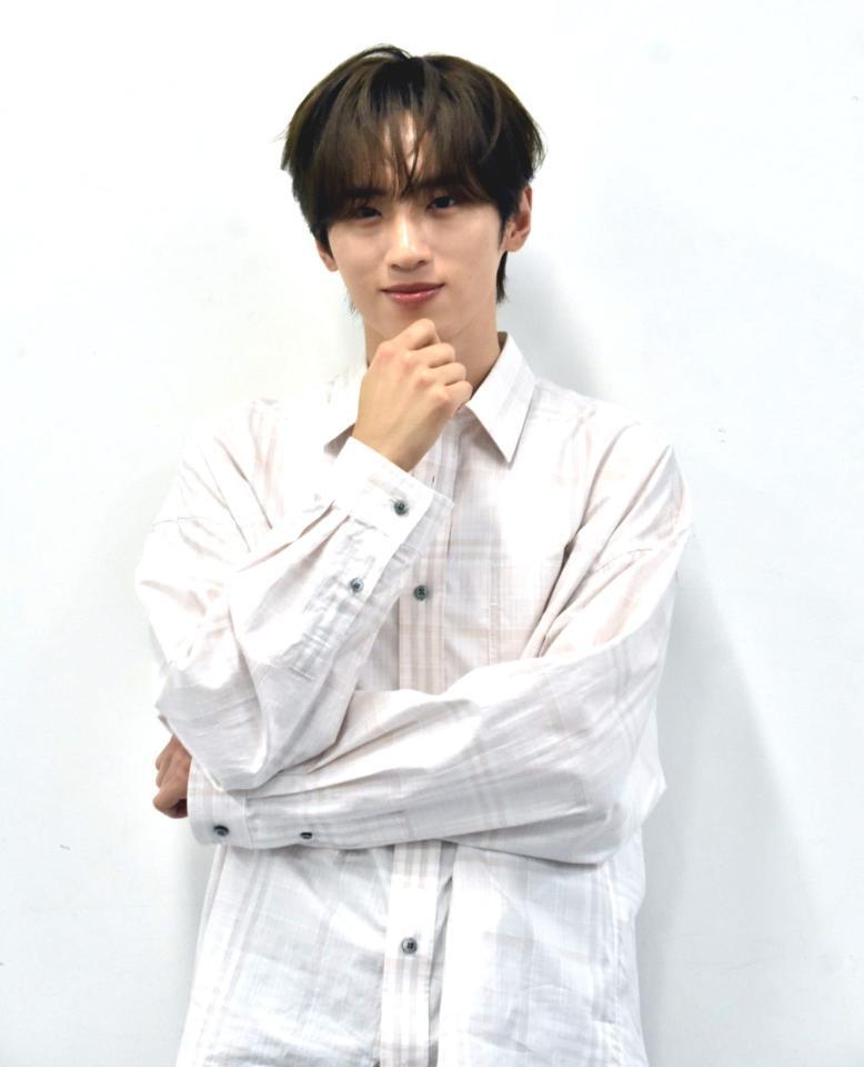 　弁護士らしいポーズのリクエストに応えるＩＮＩ・許豊凡