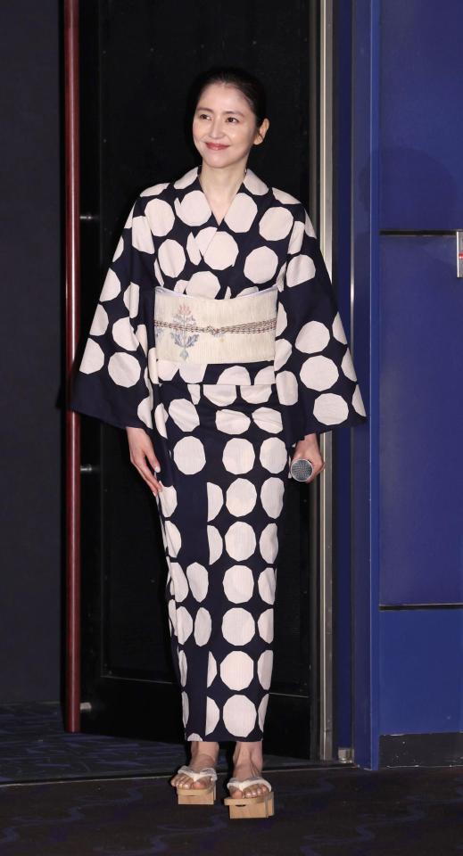 　浴衣姿で登場した長澤まさみ（撮影・佐々木彰尚）