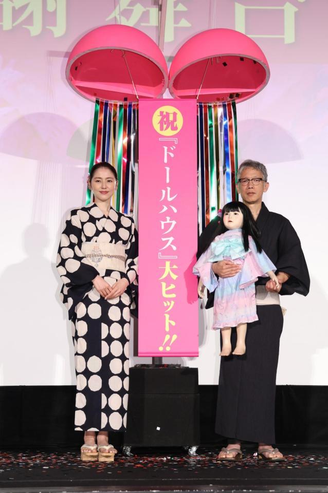 　舞台あいさつに登場した長澤まさみ（左）と矢口史靖監督（撮影・佐々木彰尚）