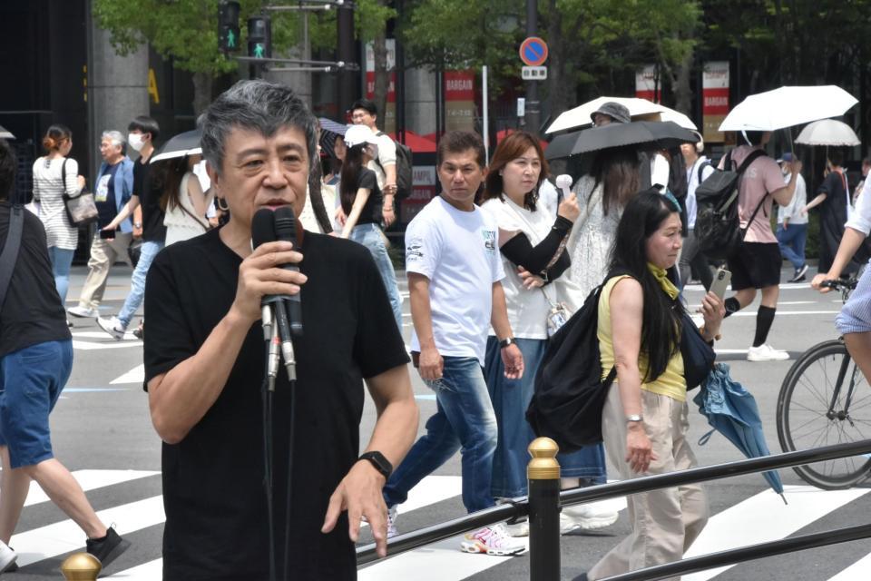 　初の街頭演説を行った世良公則氏