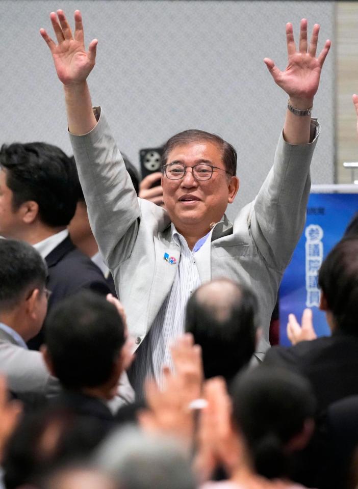 　演説を終え、支持者らの声援に応える自民党総裁の石破首相＝９日、佐賀市