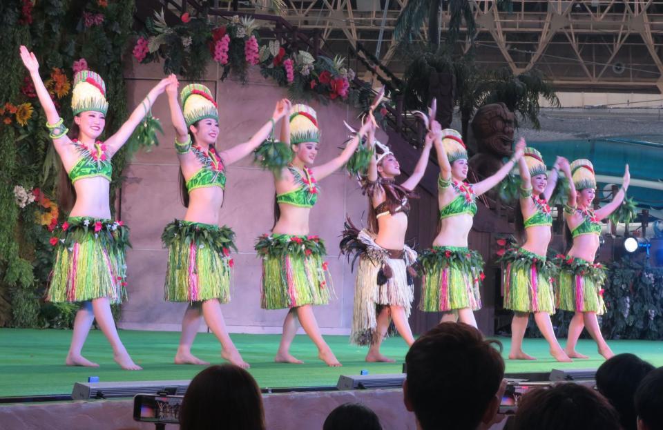 デビューステージで熱演する新人フラガールら