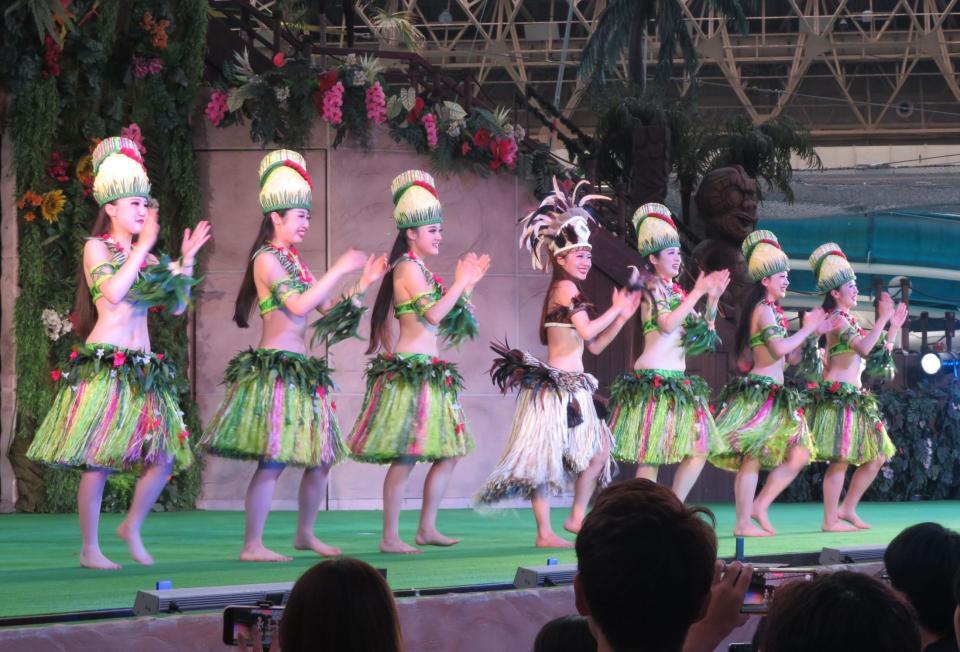 デビューステージで熱演する新人フラガールら