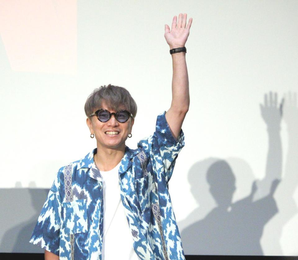 　手を振るＳＵＰＥＲ　ＥＩＧＨＴの安田章大