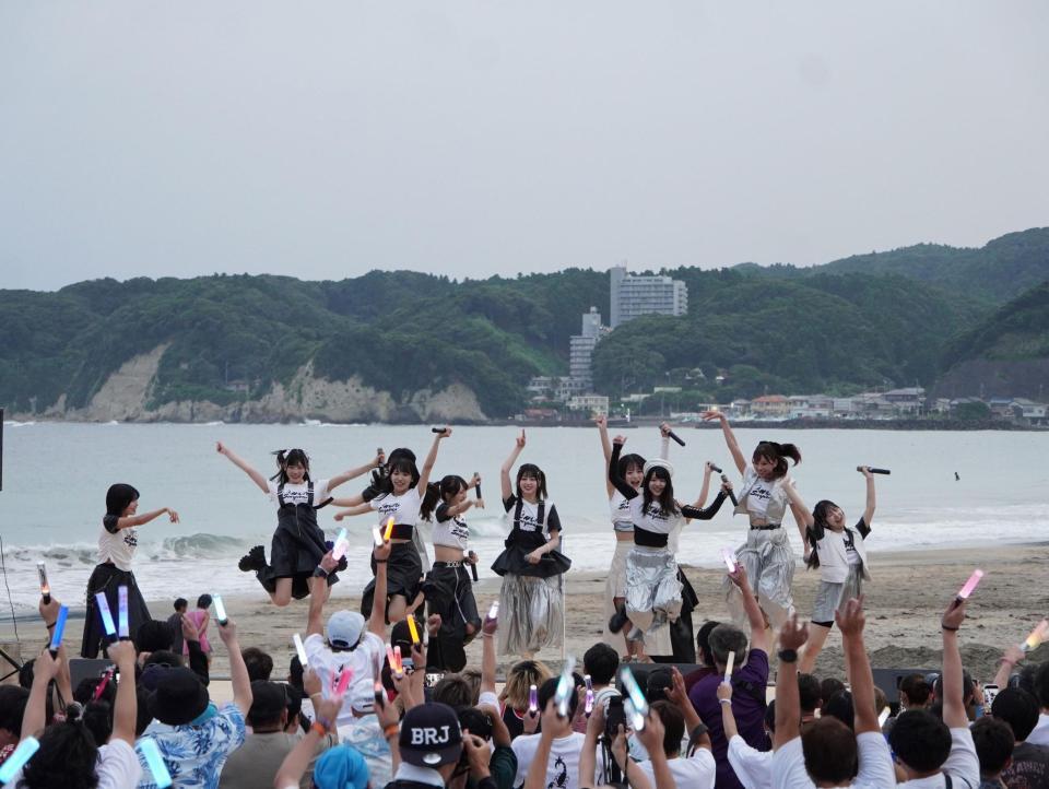 　ライブで盛り上げるＷＨＩＴＥ　ＳＣＯＲＰＩＯＮ　©ＯＶＥＲＳＥ