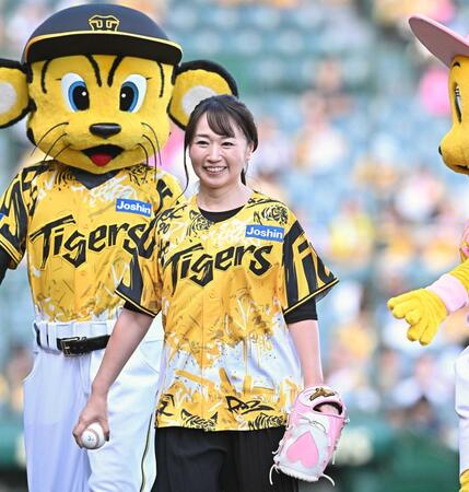 　ファーストピッチを終えて笑顔を見せる水樹奈々