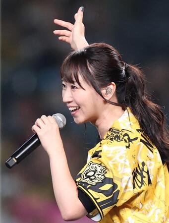 　阪神が勝利し、六甲おろしを熱唱する水樹奈々（撮影・北村雅宏）