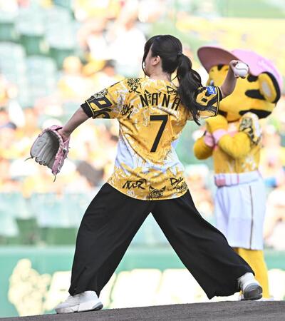 　背番号７でファーストピッチセレモニーを務める水樹奈々（撮影・西田忠信）