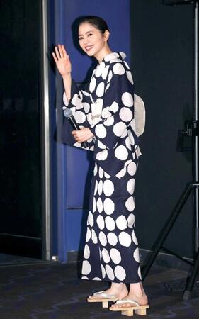 　浴衣姿で登場した長澤まさみ（撮影・佐々木彰尚）