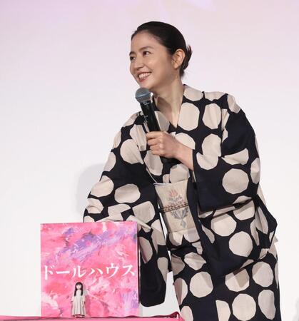 　くじを引く長澤まさみ（撮影・佐々木彰尚）