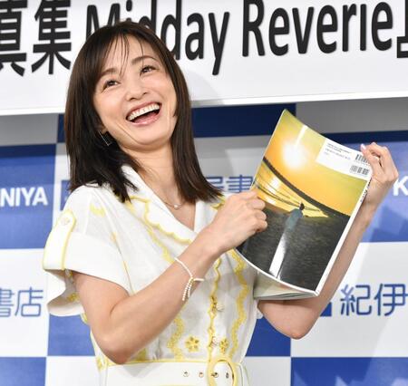 　写真集を手に笑顔を見せる上戸彩（撮影・持木克友）