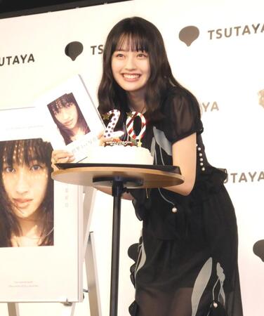 　サプライズケーキに笑顔の上坂樹里