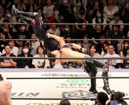 　技をかける武知海青（右）＝撮影・石井剣太郎