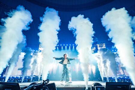 　煙幕の演出の中でパフォーマンスするＪＩＮ　ⓟ＆©　ＢＩＧＨＩＴ　ＭＵＳＩＣ