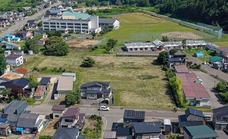 　ヒグマに襲われた男性が倒れていた現場（中央）。右上はグループホーム＝北海道福島町（ドローンから）