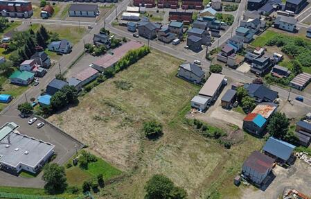 　ヒグマに襲われた男性が倒れていた現場（中央）＝北海道福島町（ドローンから）