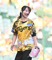 　ファーストピッチセレモニーを終え笑顔を見せる水樹奈々（撮影・西田忠信）