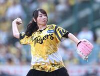 　ファーストピッチセレモニーを務める水樹奈々（撮影・北村雅宏）