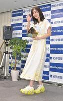 　イベントが終わり笑顔で手をふり引き揚げる上戸彩（撮影・持木克友）