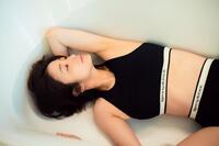 　「Ｍｉｄｄａｙ　Ｒｅｖｅｒｉｅ」（宝島社）＝撮影／川島小鳥