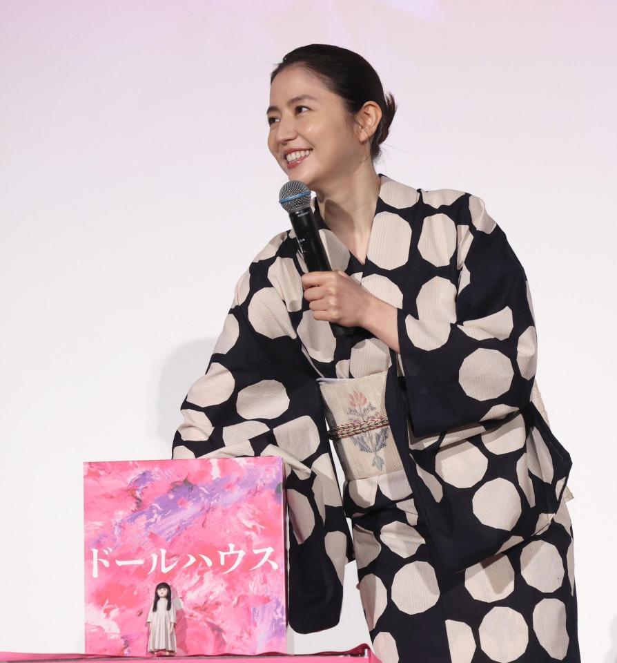 　くじを引く長澤まさみ（撮影・佐々木彰尚）