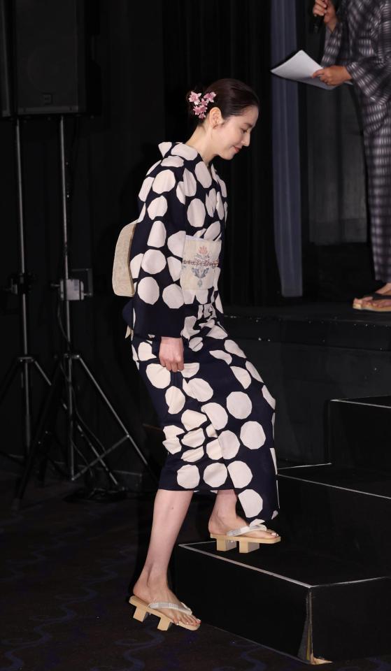 　舞台あいさつに登場した長澤まさみ（撮影・佐々木彰尚）