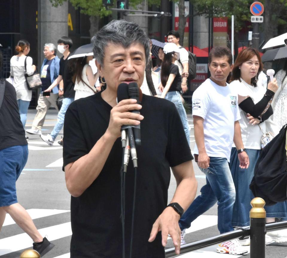 　初の街頭演説を行った世良公則氏