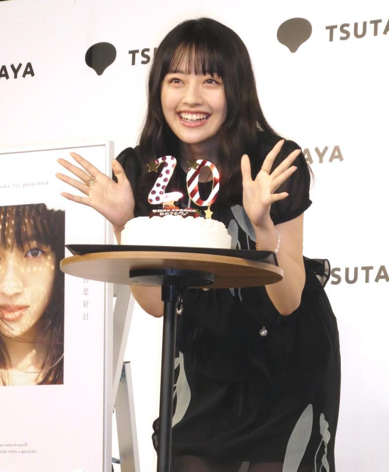 　サプライズケーキに笑顔の上坂樹里