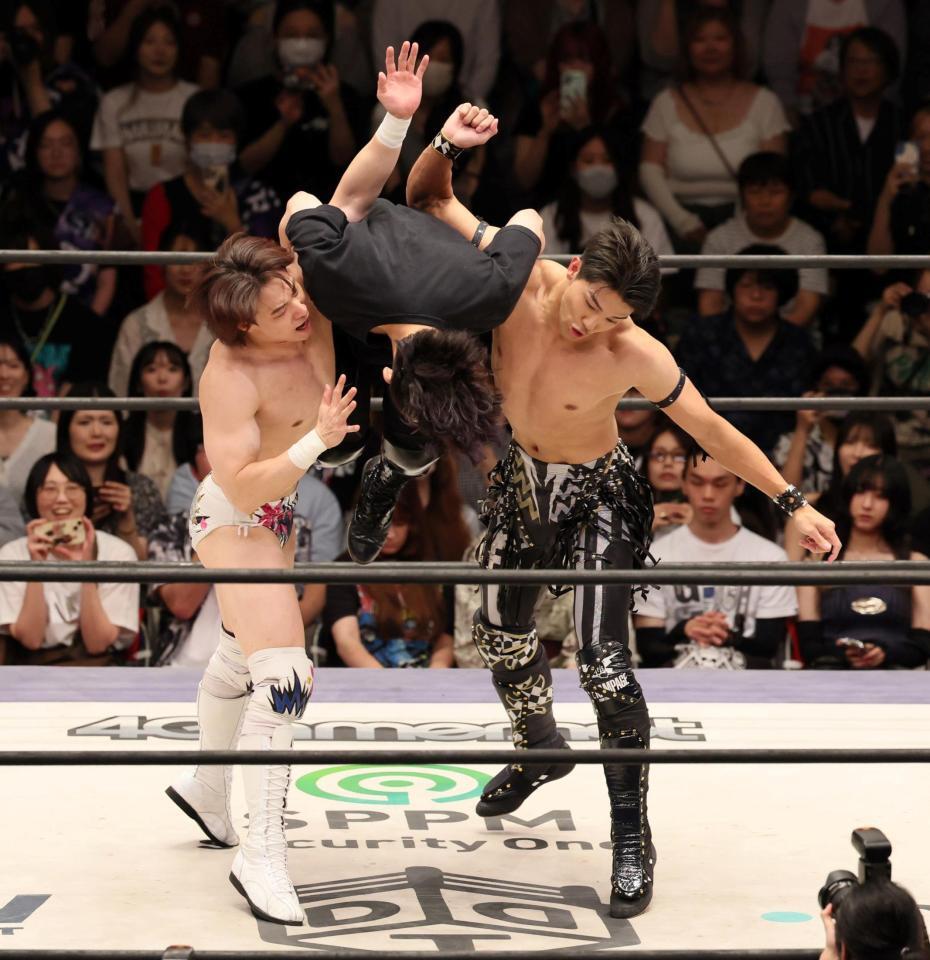 　タッグマッチで息の合った連携を見せる武知海青（右端）＝撮影・石井剣太郎