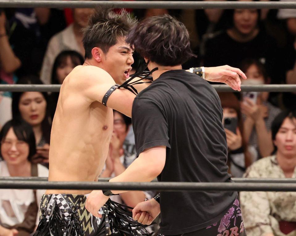 　攻める武知海青（左）＝撮影・石井剣太郎