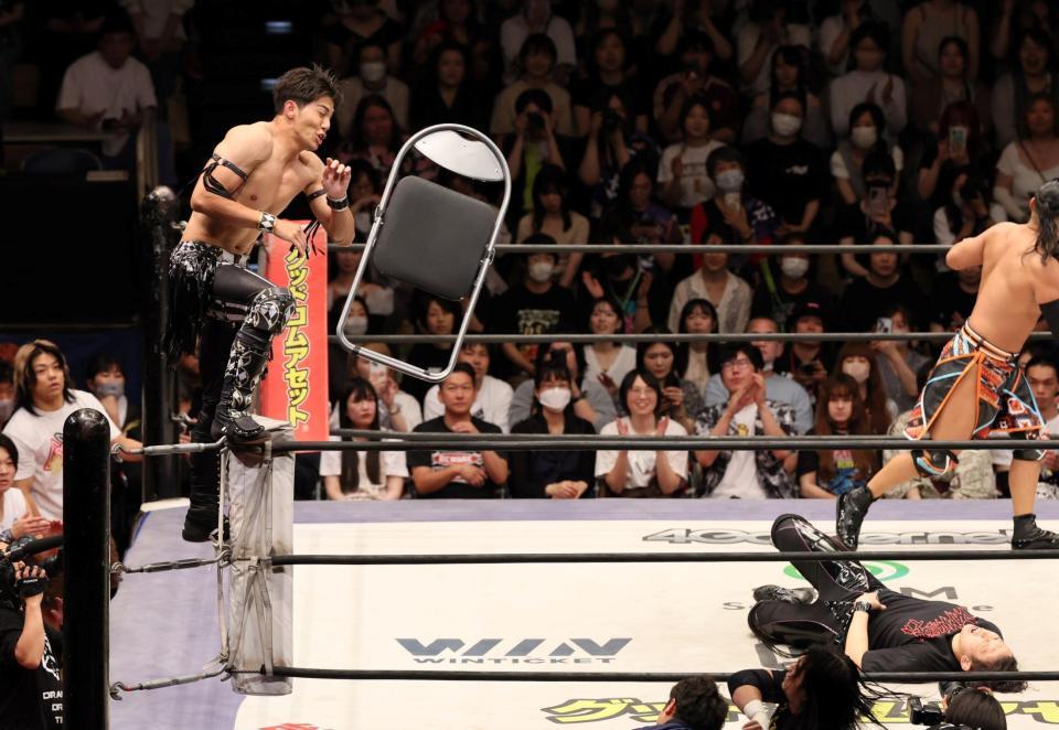 　投げ込まれるパイプイスで急襲される武知海青（撮影・石井剣太郎）