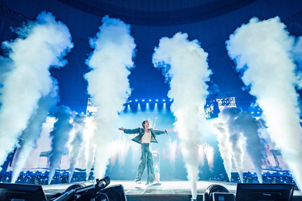 　煙幕の演出の中でパフォーマンスするＪＩＮ　ⓟ＆©　ＢＩＧＨＩＴ　ＭＵＳＩＣ