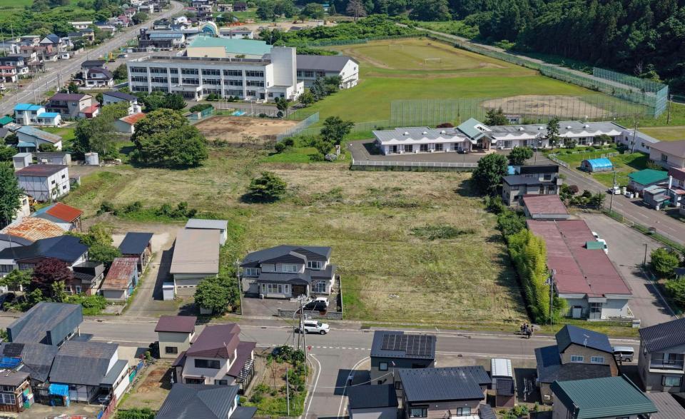 　ヒグマに襲われた男性が倒れていた現場（中央）。右上はグループホーム＝北海道福島町（ドローンから）