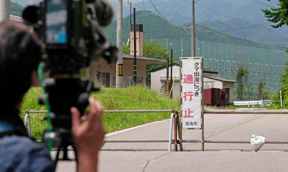 　ヒグマの出没に備え、通行止めとなった現場周辺の道路＝北海道福島町