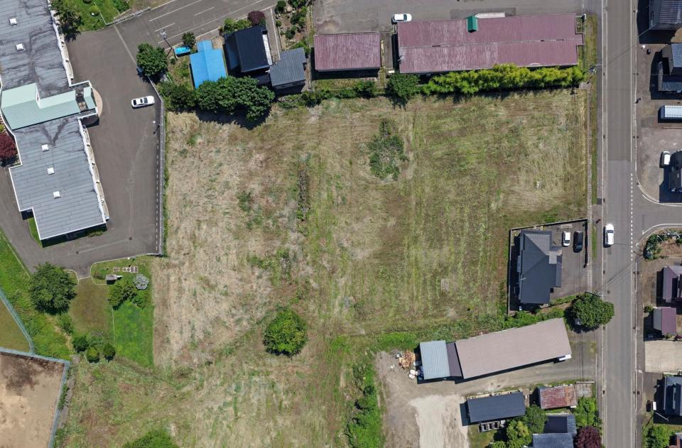 　ヒグマに襲われた男性が倒れていた現場（中央）＝北海道福島町（ドローンから）