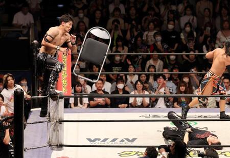 　投げ込まれるパイプイスで急襲される武知海青（撮影・石井剣太郎）