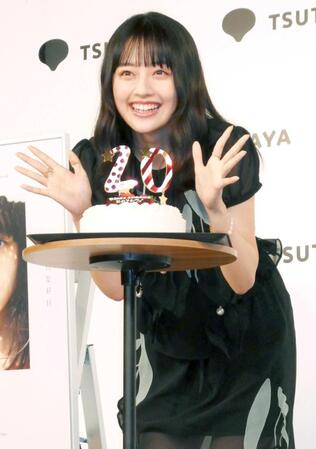 　サプライズケーキに笑顔の上坂樹里